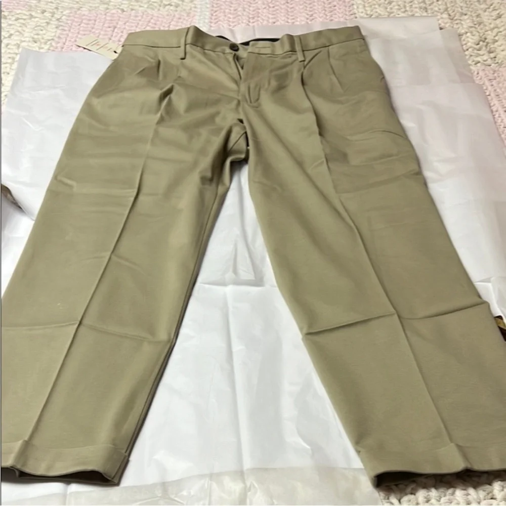 NWT Dockers Comfort Khaki Mens Pleated Pants